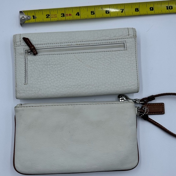 Coach Vintage Tan and White Leather Wristlet wallet pair ink needs cleaning - Picture 9 of 10